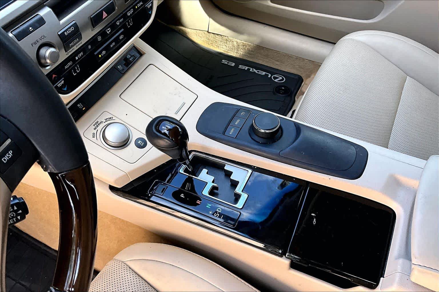 Used 2015 Lexus ES 350 w/ Premium Package FWD image 16