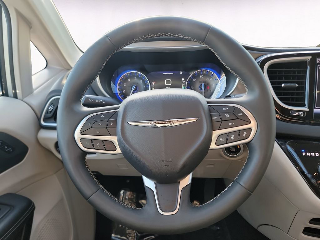 Used 2024 Chrysler Pacifica Touring-L FWD image 12