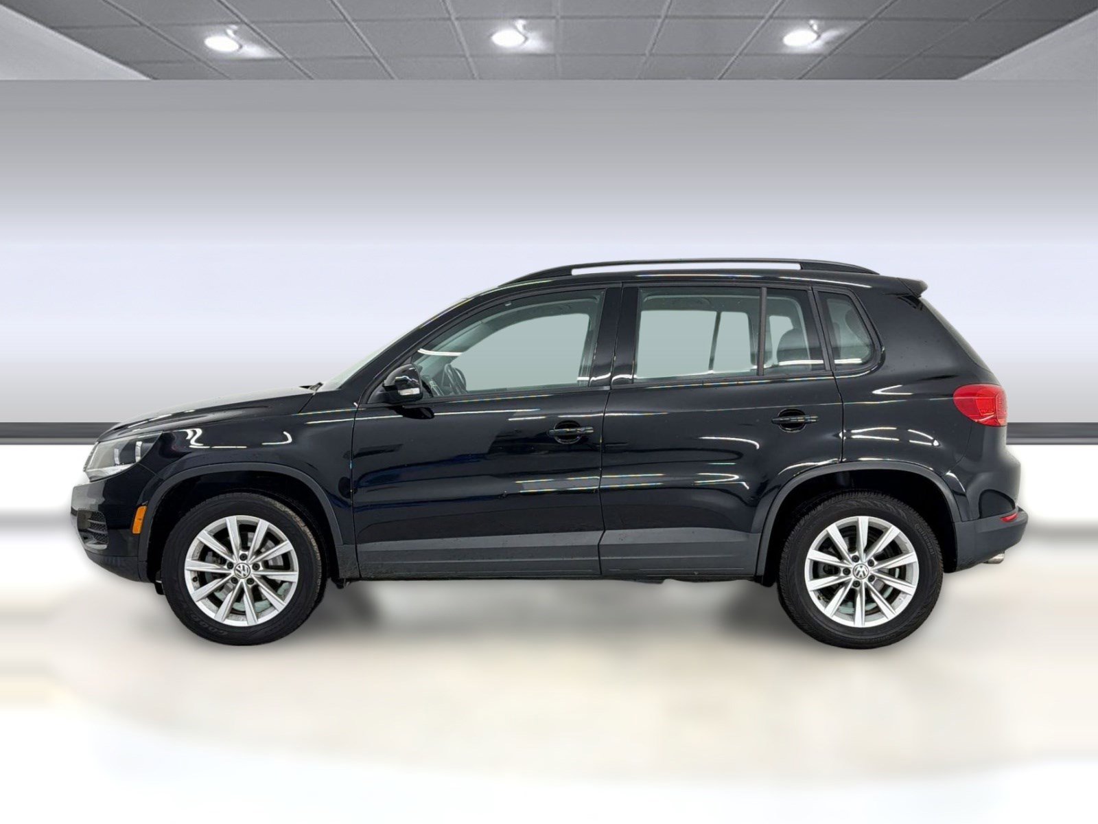 Used 2017 Volkswagen Tiguan S image 2
