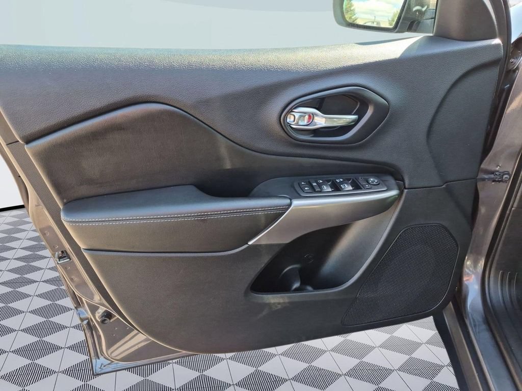 Used 2019 Jeep Cherokee Latitude Plus FWD image 10
