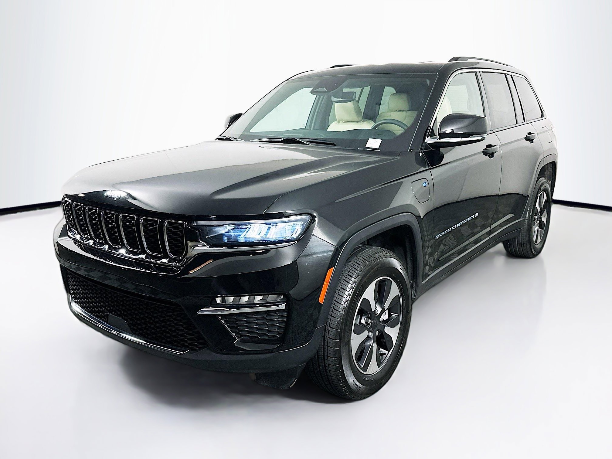 Used 2023 Jeep Grand Cherokee 4WD 4xe image 3