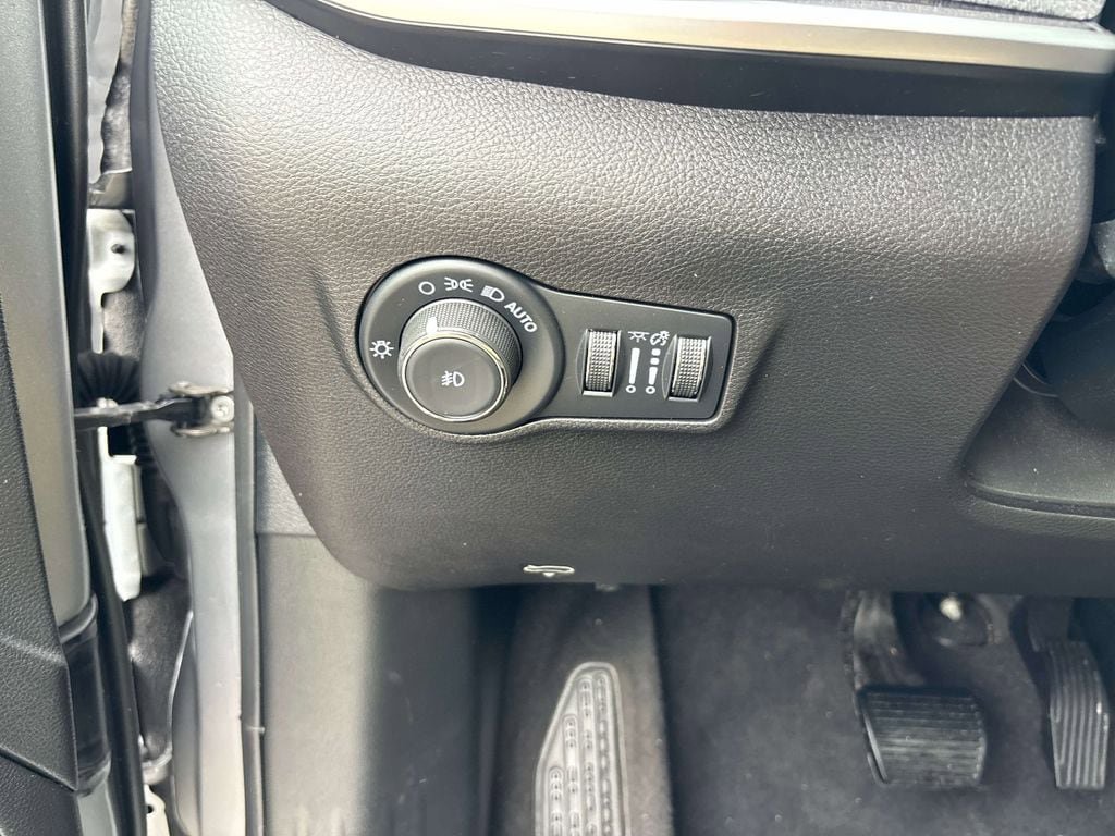 Used 2023 Jeep Compass Latitude w/ Sun and Sound Group AWD/4WD image 21