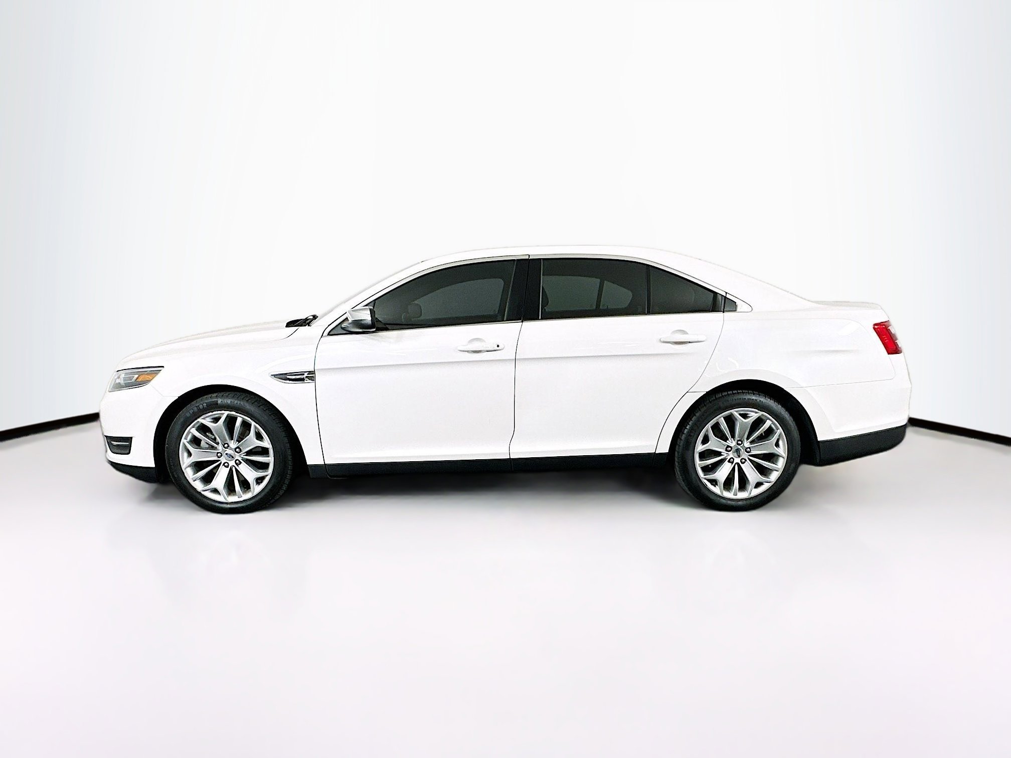 Used 2018 Ford Taurus Limited image 4