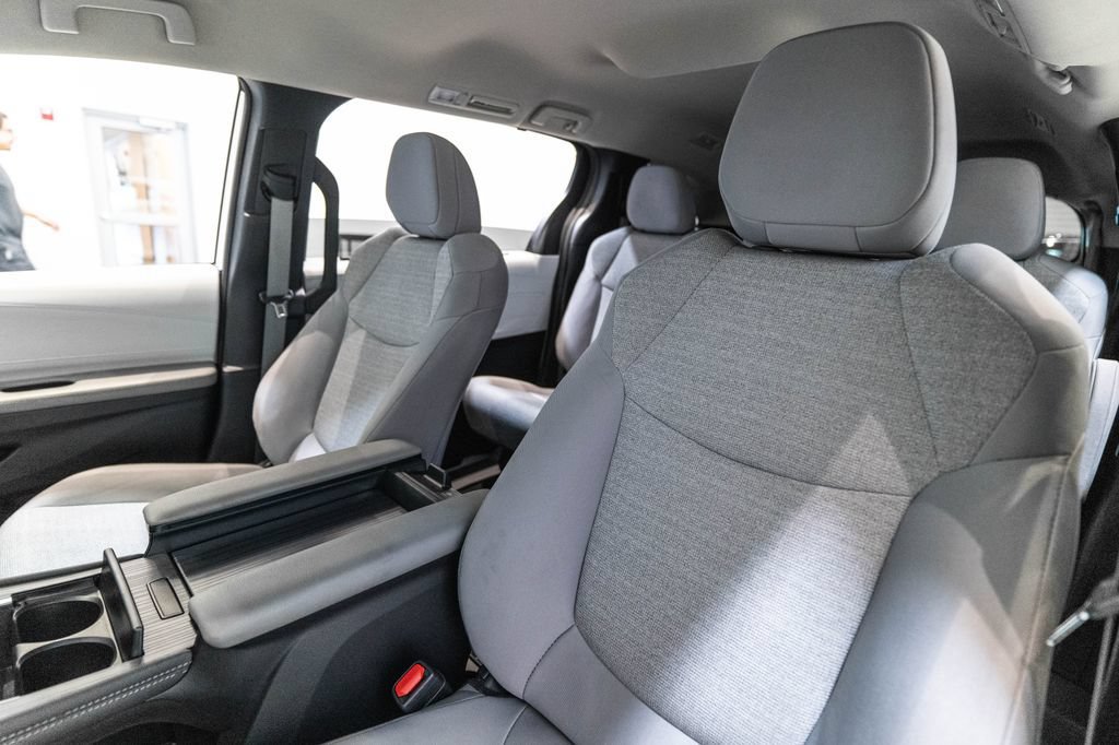 Certified 2025 Toyota Sienna LE FWD image 6