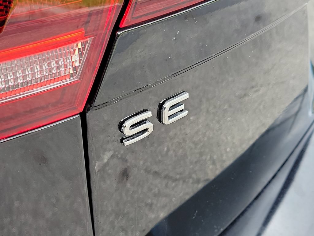 Used 2023 Volkswagen Tiguan SE w/ Panoramic Sunroof Package FWD image 5
