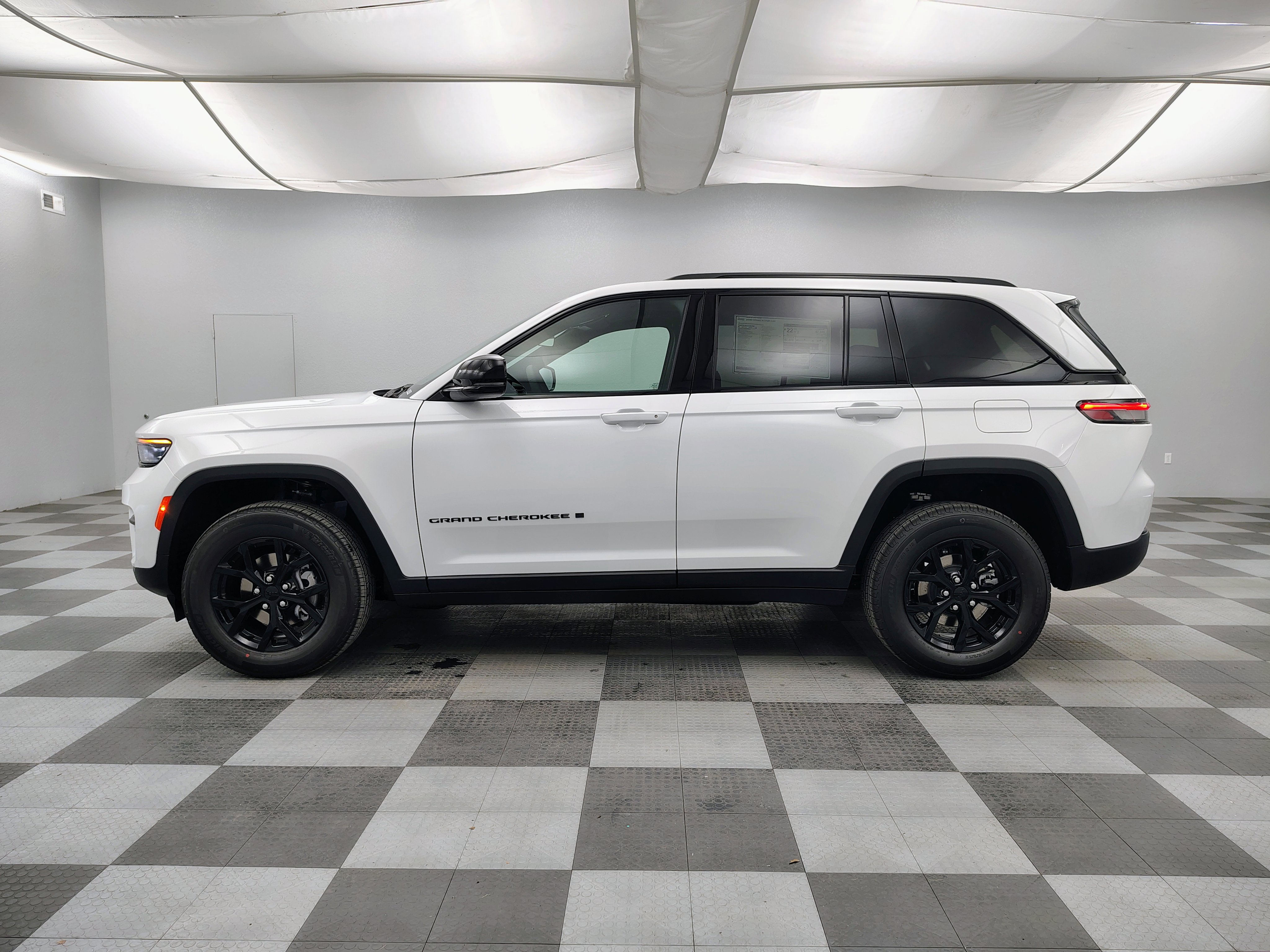 New 2025 Jeep Grand Cherokee Altitude image 7