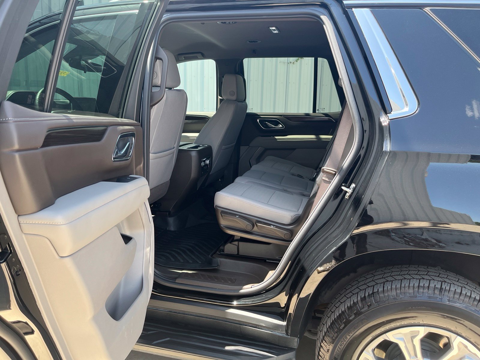 Used 2024 GMC Yukon SLE RWD image 12