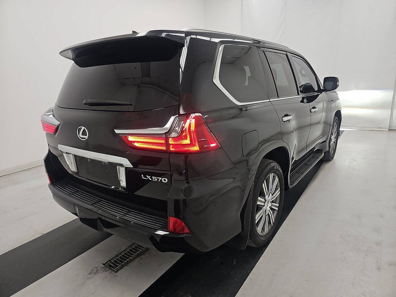 Used 2017 Lexus LX 570 4WD w/ Luxury Package image 2