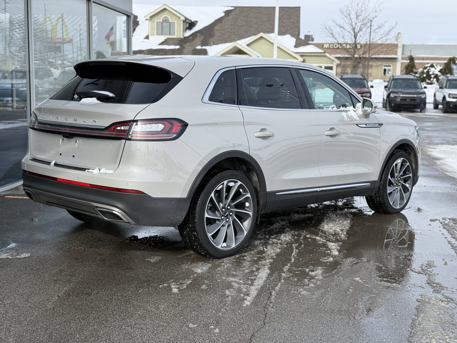 Used 2023 Lincoln Nautilus Reserve w/ Equipment Group 202A image 5