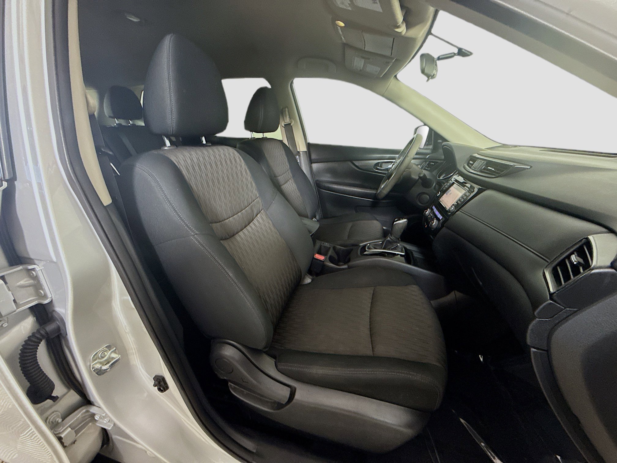 Used 2017 Nissan Rogue SV w/ SV Premium Package image 29