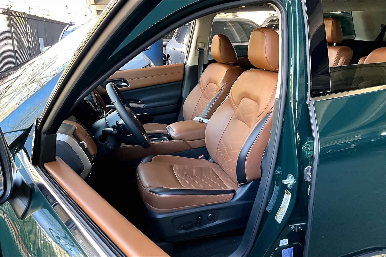 Used 2024 Nissan Pathfinder Platinum image 7