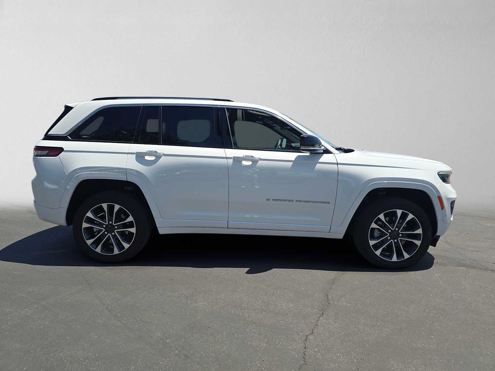 Used 2023 Jeep Grand Cherokee Overland w/ Luxury Tech Group IV AWD/4WD image 2