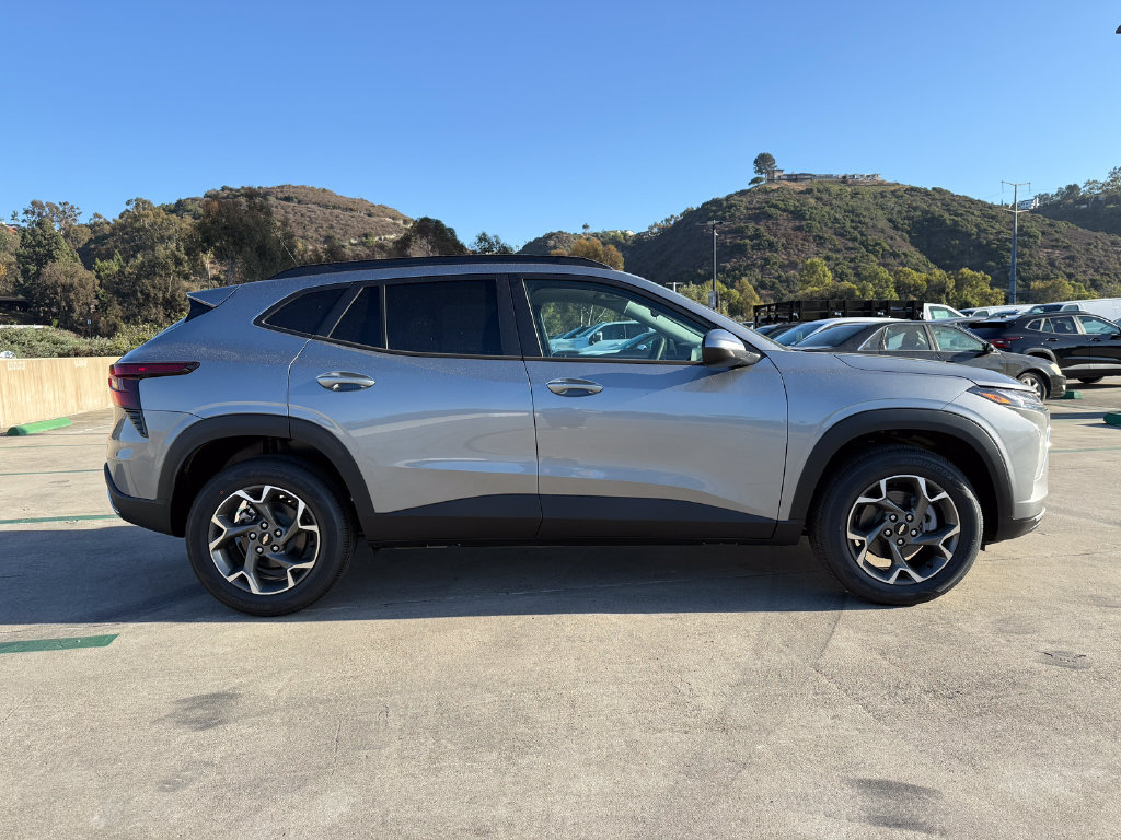 New 2026 Chevrolet Trax LT w/ Sunroof Package FWD image 5