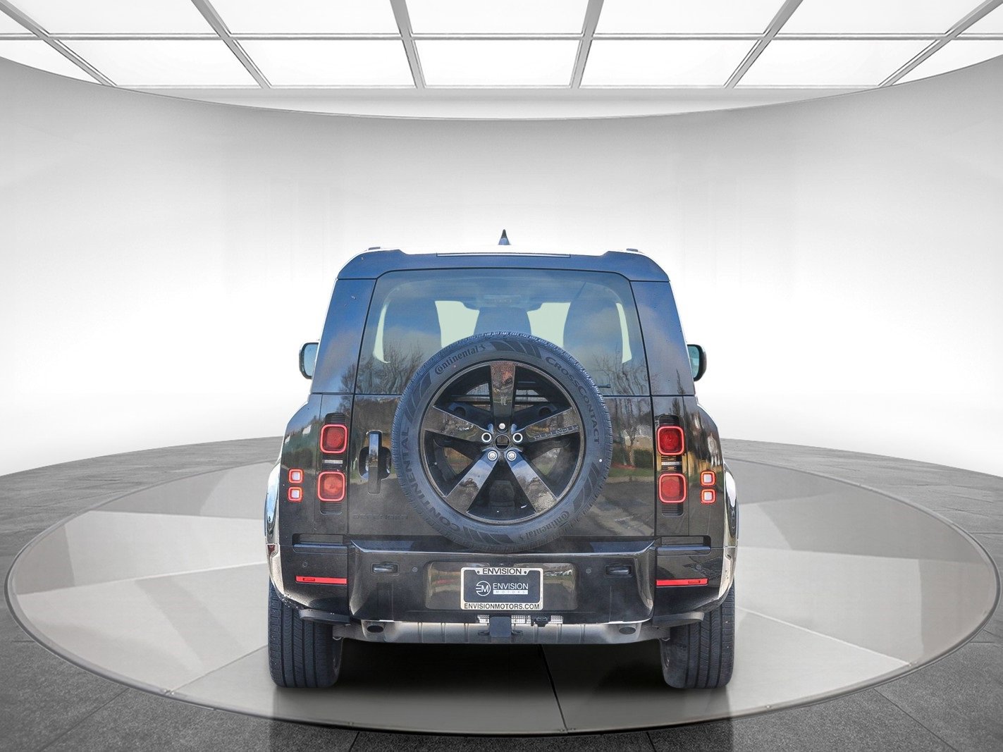 Used 2025 Land Rover Defender 130 X-Dynamic SE image 3