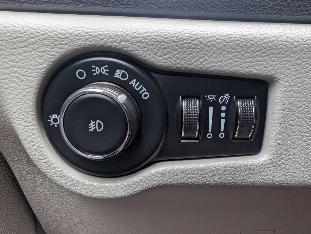 Used 2023 Chrysler Pacifica Touring-L FWD image 25