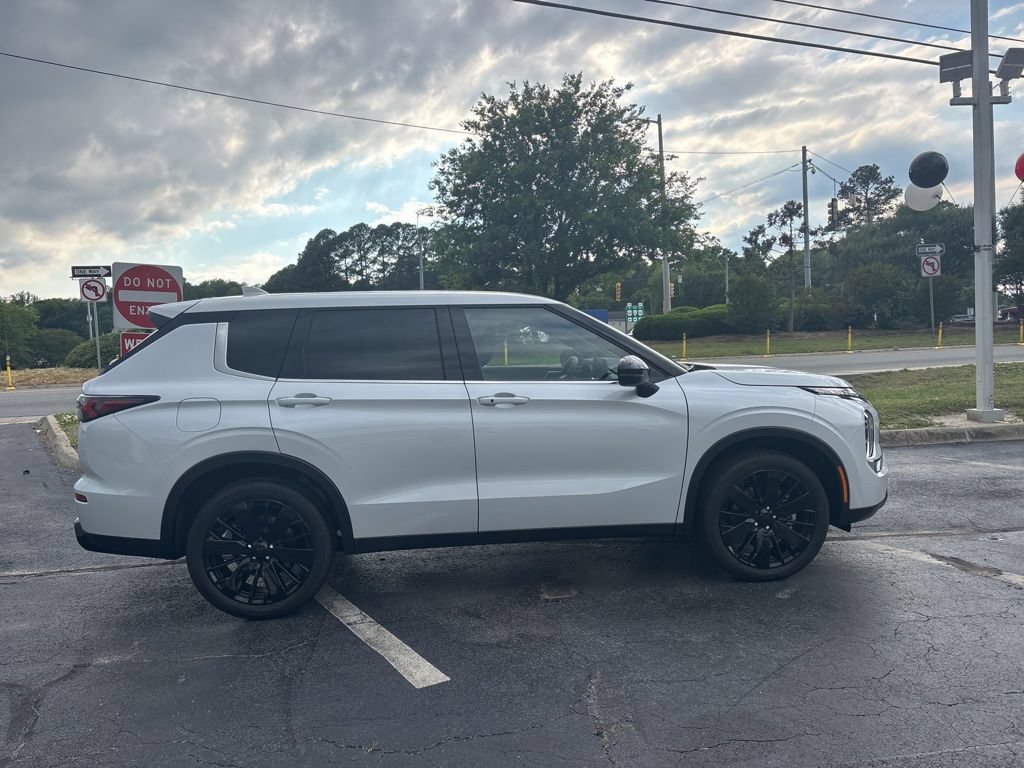 New 2026 Mitsubishi Outlander SE FWD image 2