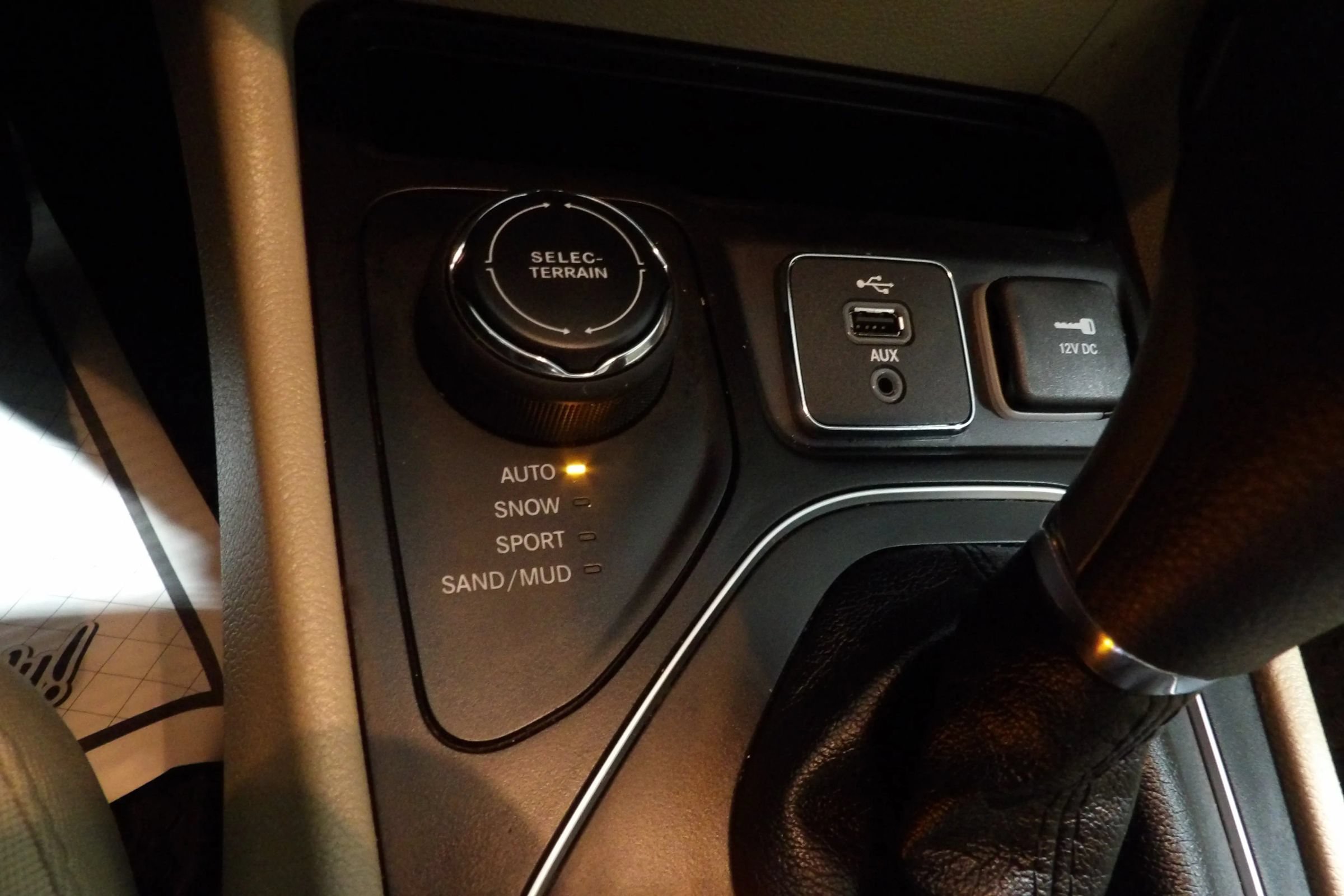 Used 2019 Jeep Cherokee Latitude w/ Cold Weather Group AWD/4WD image 16