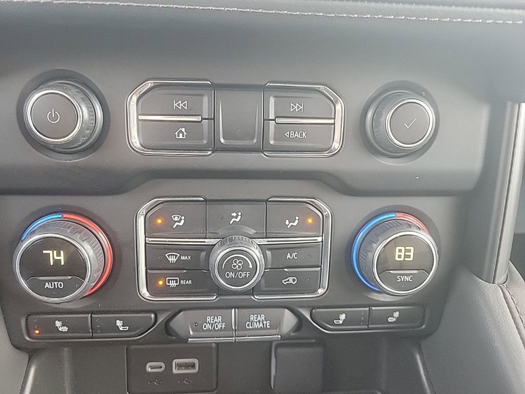 Used 2024 Chevrolet Suburban Z71 w/ Luxury Package image 19