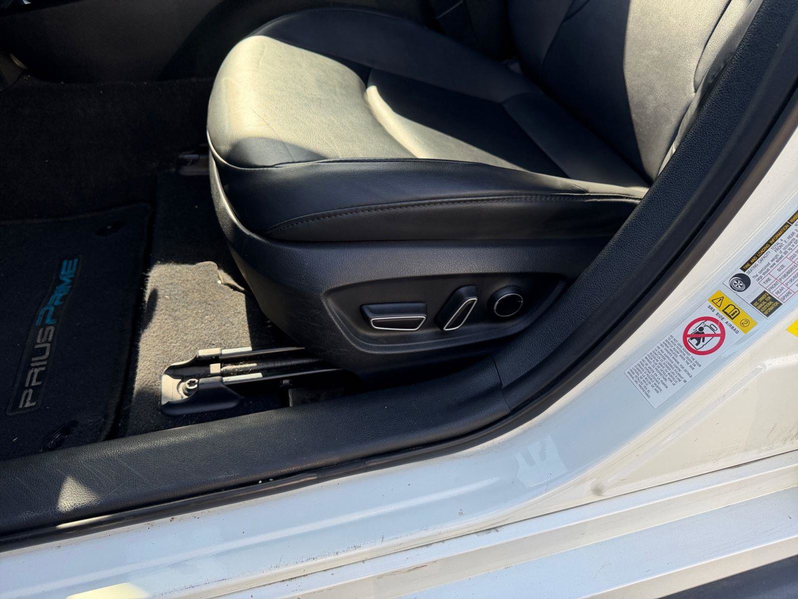 Used 2017 Toyota Prius Prime Advanced w/ Carpet Mat Package FWD image 25