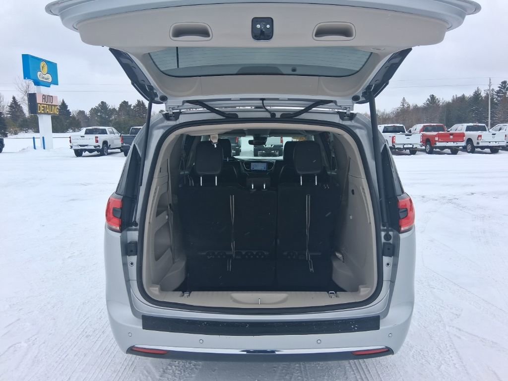 Used 2024 Chrysler Pacifica Touring-L image 13
