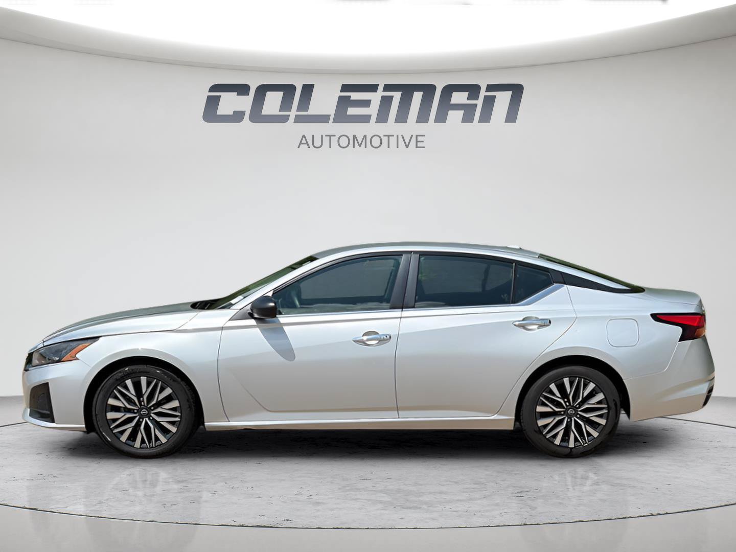 Used 2024 Nissan Altima 2.5 SV FWD image 2