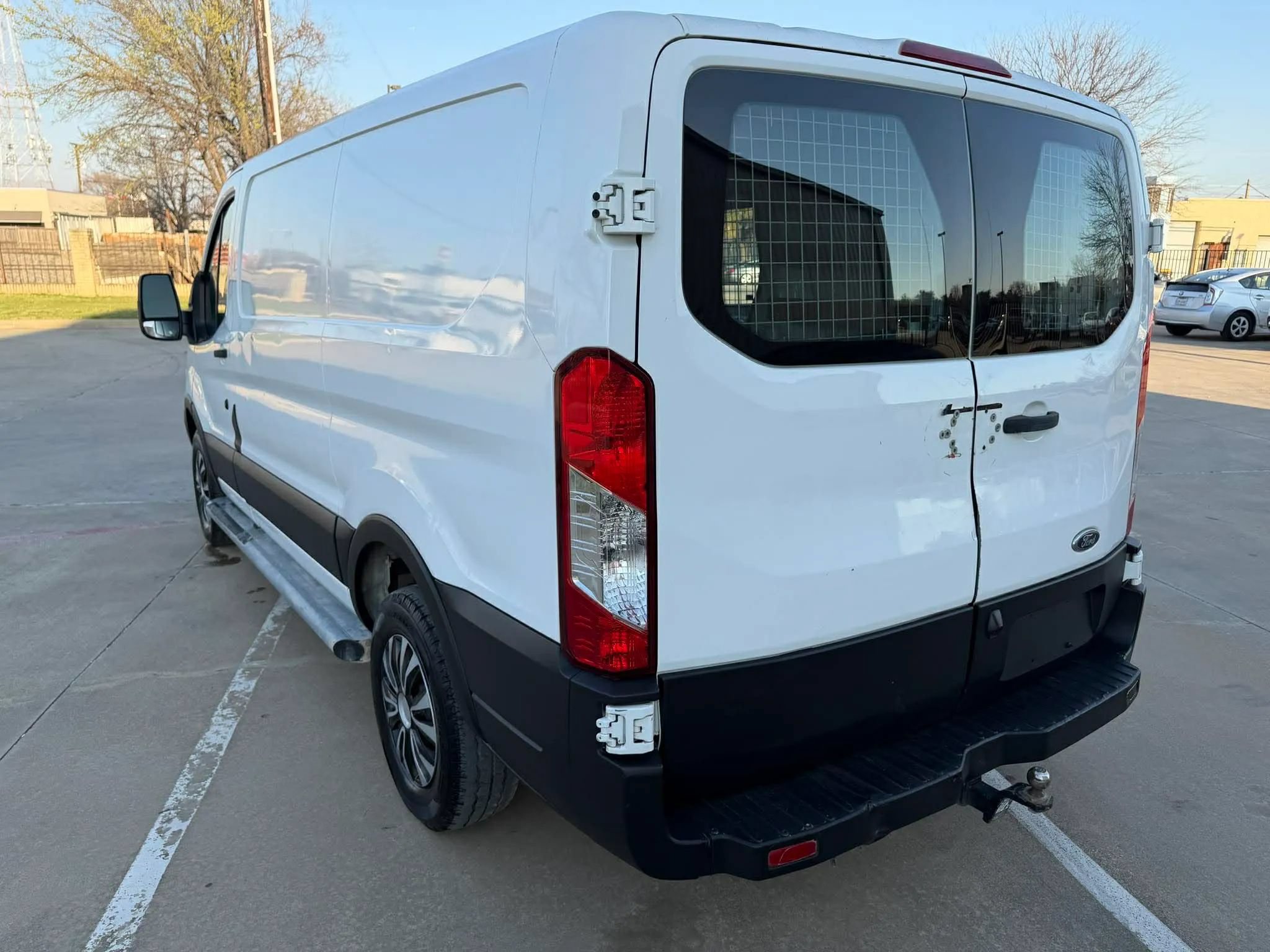 Used 2016 Ford Transit 250 130 Low Roof w/ Exterior Upgrade Package RWD image 4