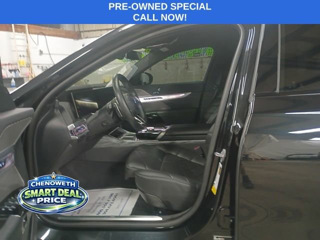 Used 2023 BMW 740i w/ Parking Assistance Package image 7