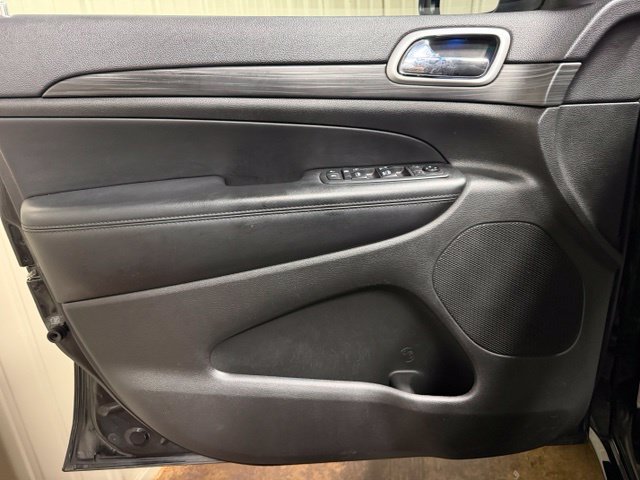 Used 2019 Jeep Grand Cherokee Altitude AWD/4WD image 12