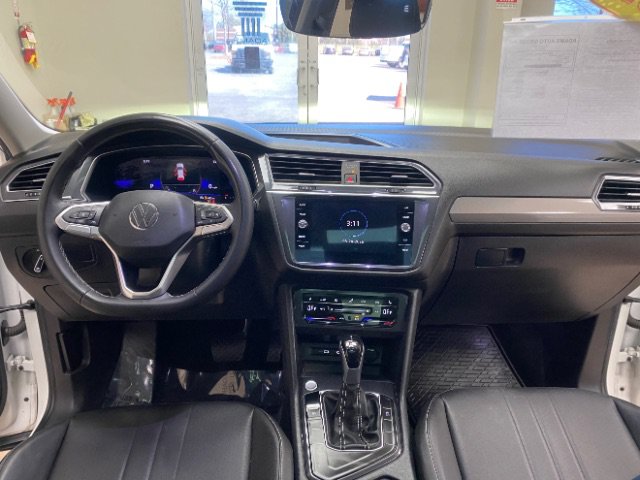 Used 2023 Volkswagen Tiguan SE w/ Panoramic Sunroof Package FWD image 25