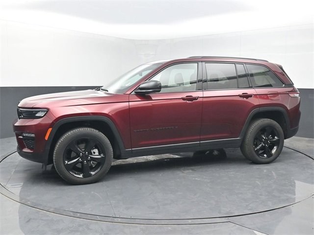 Used 2025 Jeep Grand Cherokee Limited w/ Luxury Tech Group II image 2