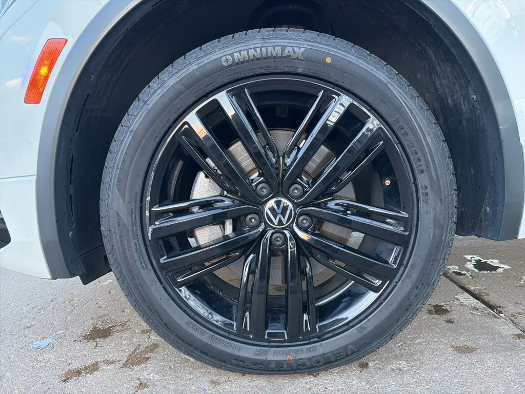 Certified 2022 Volkswagen Tiguan SE R-Line image 27