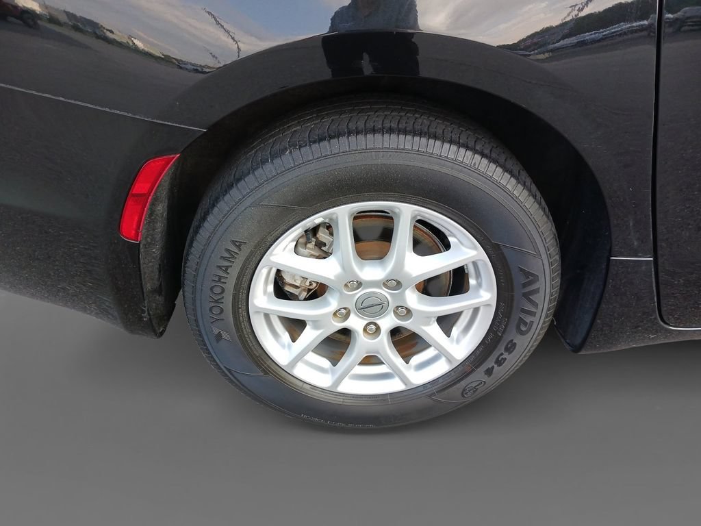 Used 2022 Chrysler Pacifica Touring-L w/ Uconnect Theater Family Group FWD image 10