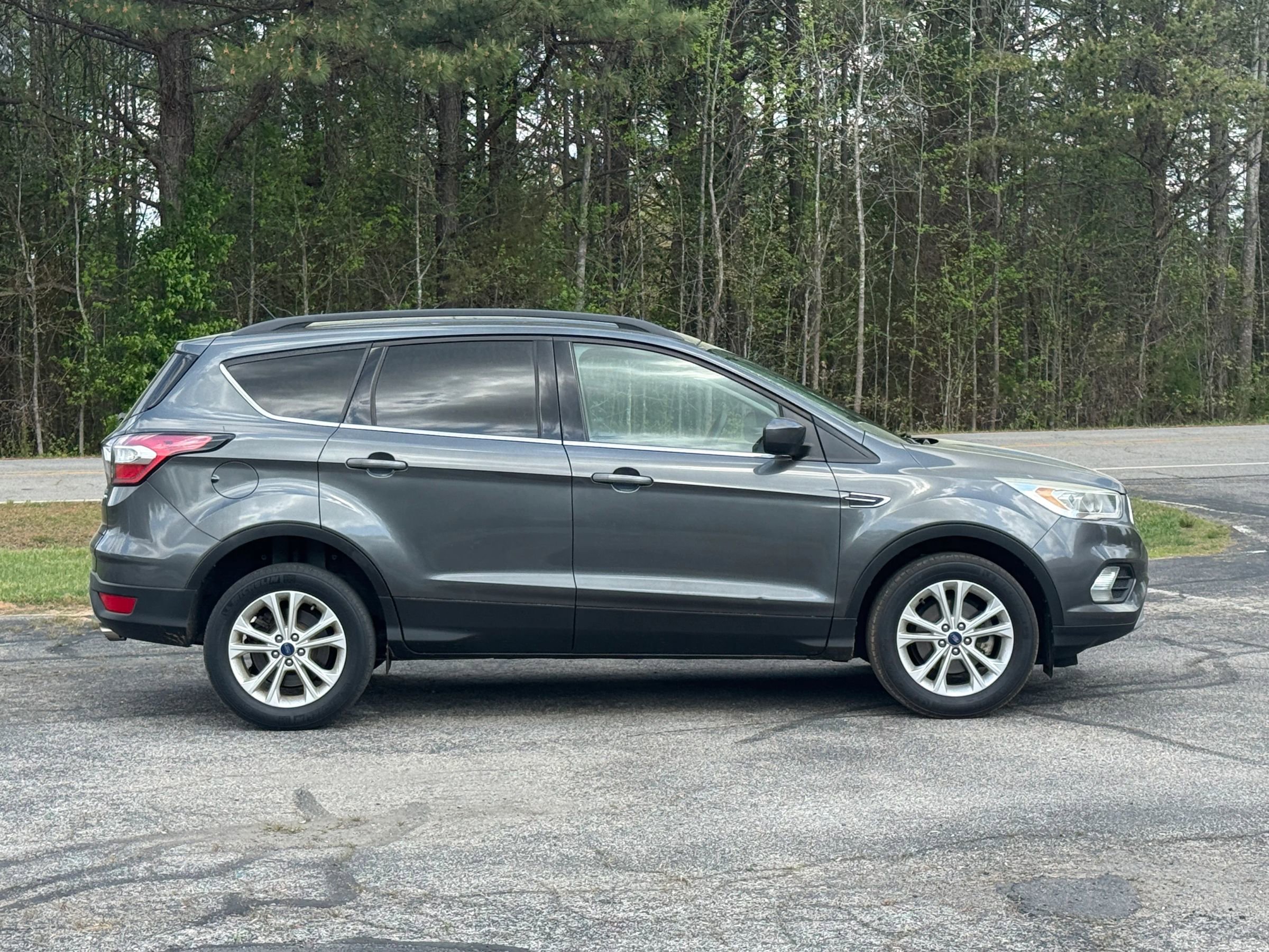 Used 2017 Ford Escape SE w/ Equipment Group 201A FWD image 3