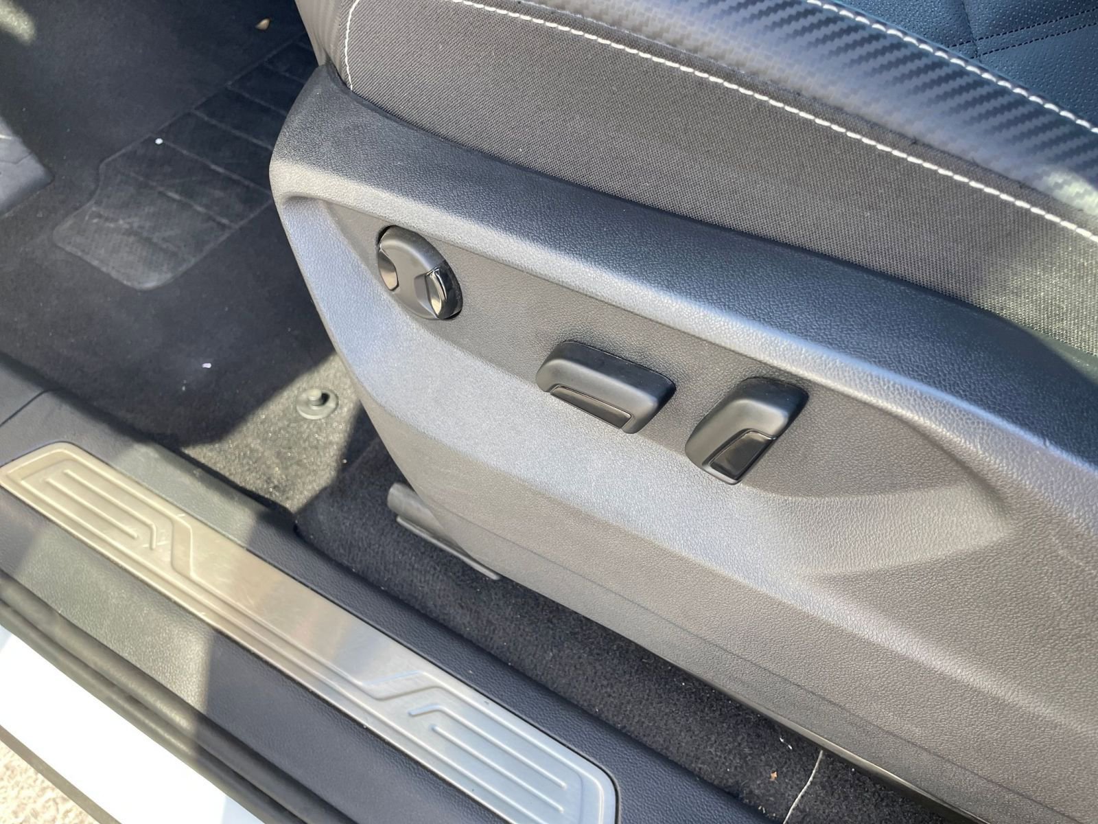 Used 2025 Volkswagen Atlas Cross Sport SE image 24