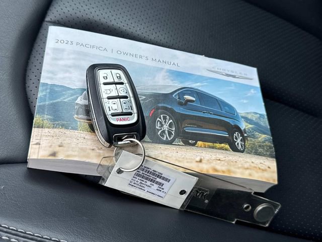 Used 2023 Chrysler Pacifica Touring-L FWD image 4