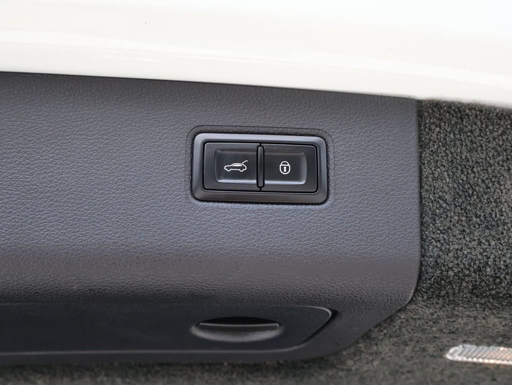 Used 2018 Bentley Bentayga AWD/4WD image 17