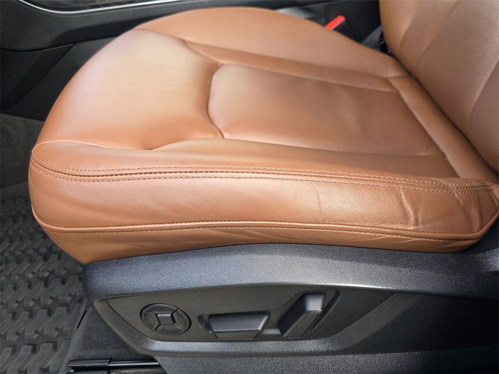 Used 2022 Audi Q8 Premium image 18