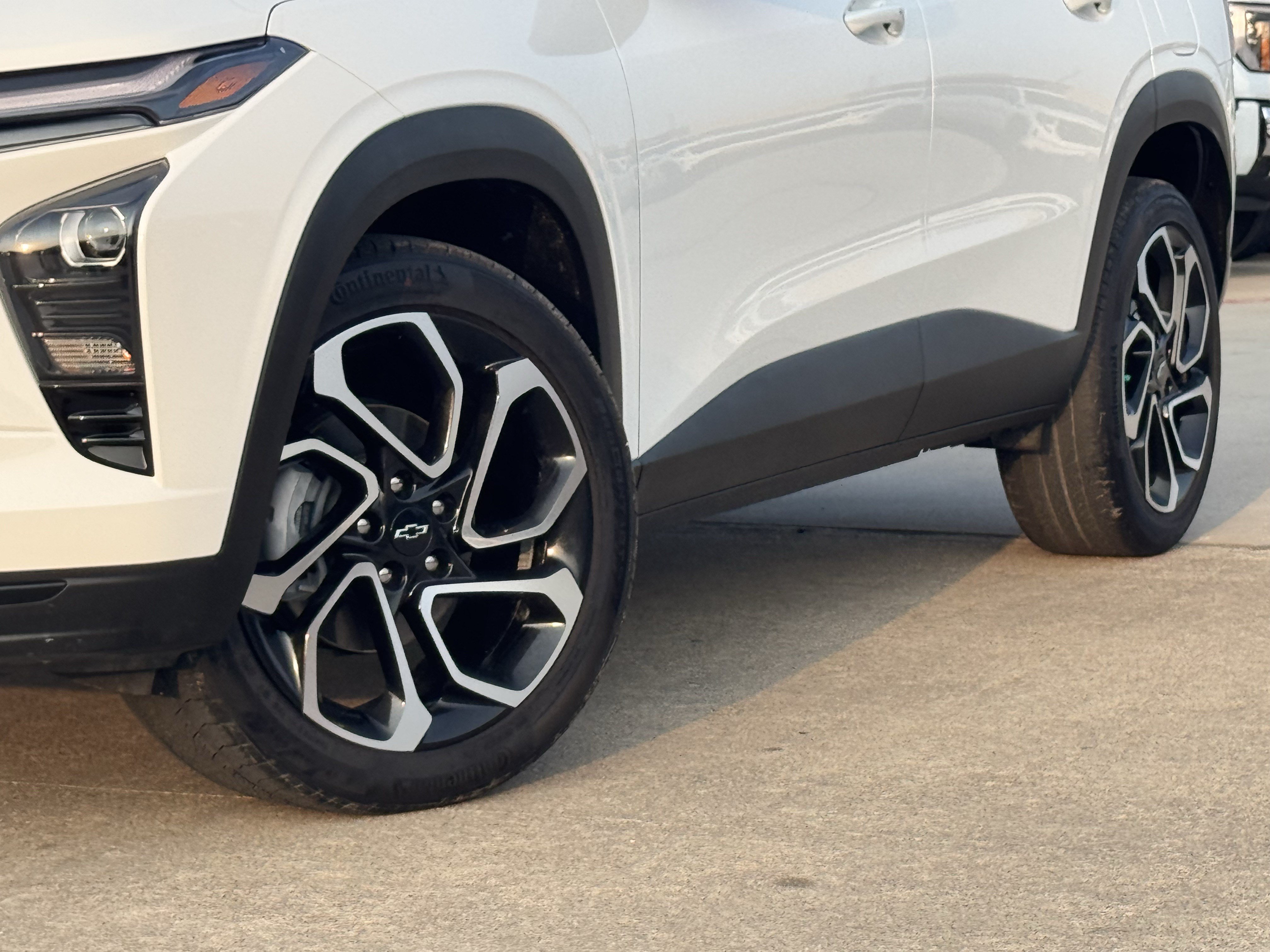 Used 2025 Chevrolet Trax RS w/ Driver Confidence Package FWD image 3