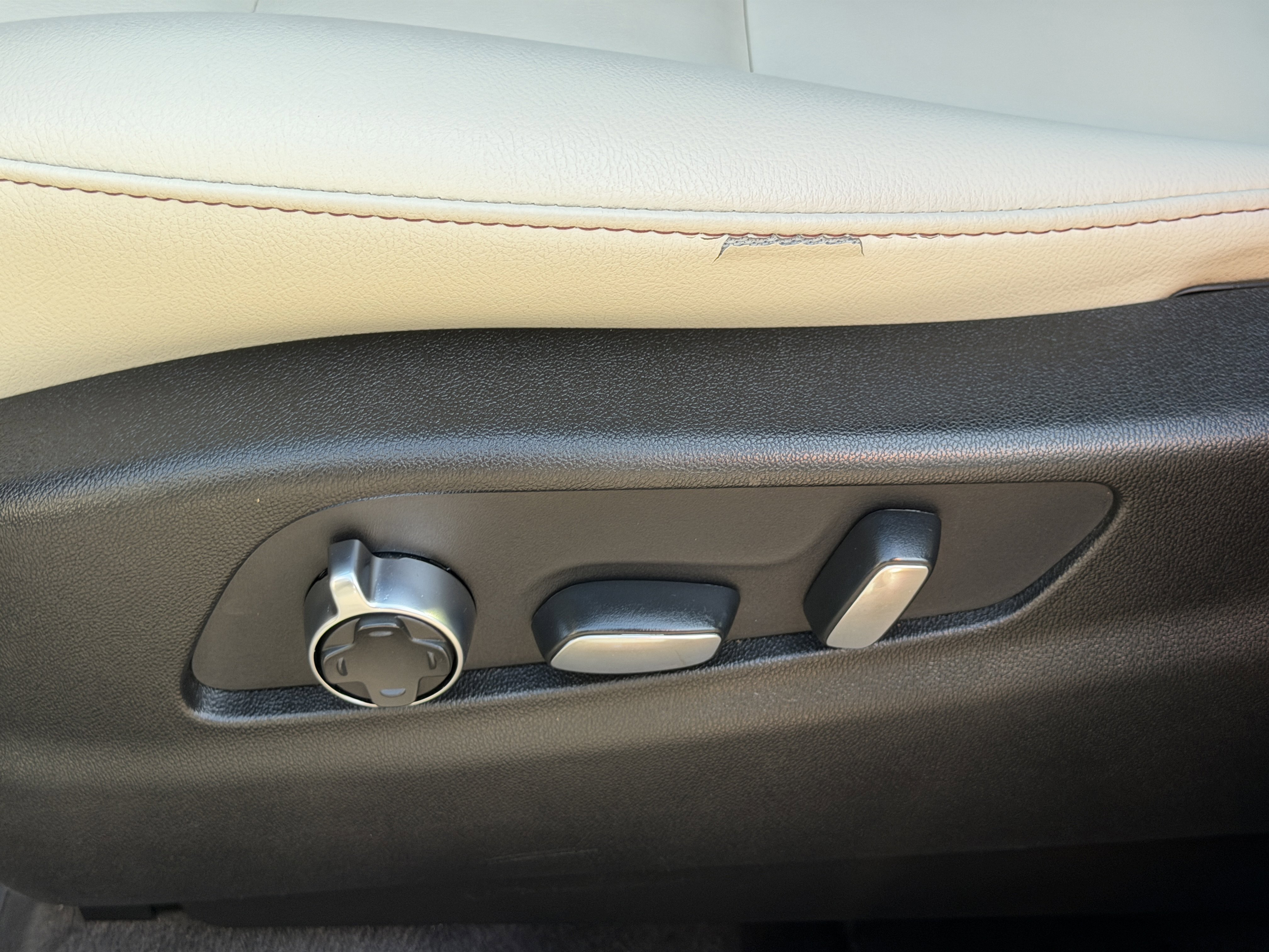 Used 2019 Cadillac XT4 Sport w/ Cold Weather Package image 17