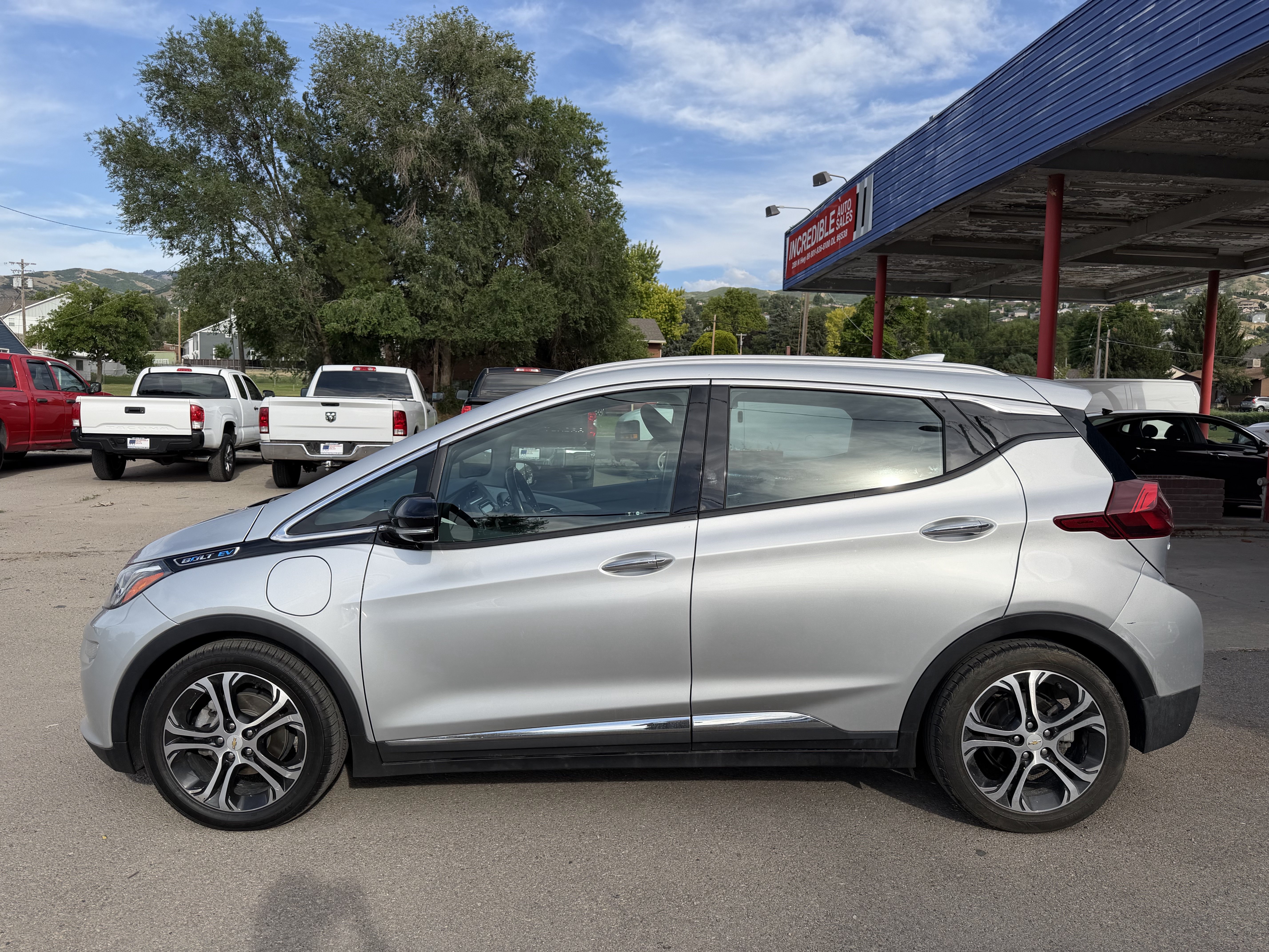 Used 2019 Chevrolet Bolt Premier w/ Infotainment Package FWD image 3