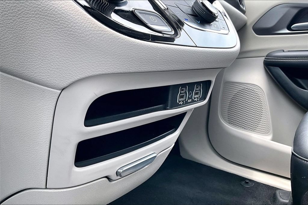 Used 2024 Chrysler Pacifica Touring-L FWD image 16