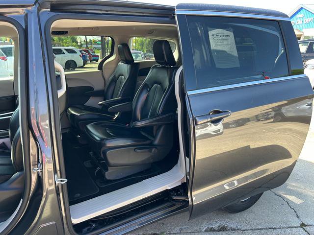 Certified 2023 Chrysler Pacifica Touring-L image 9