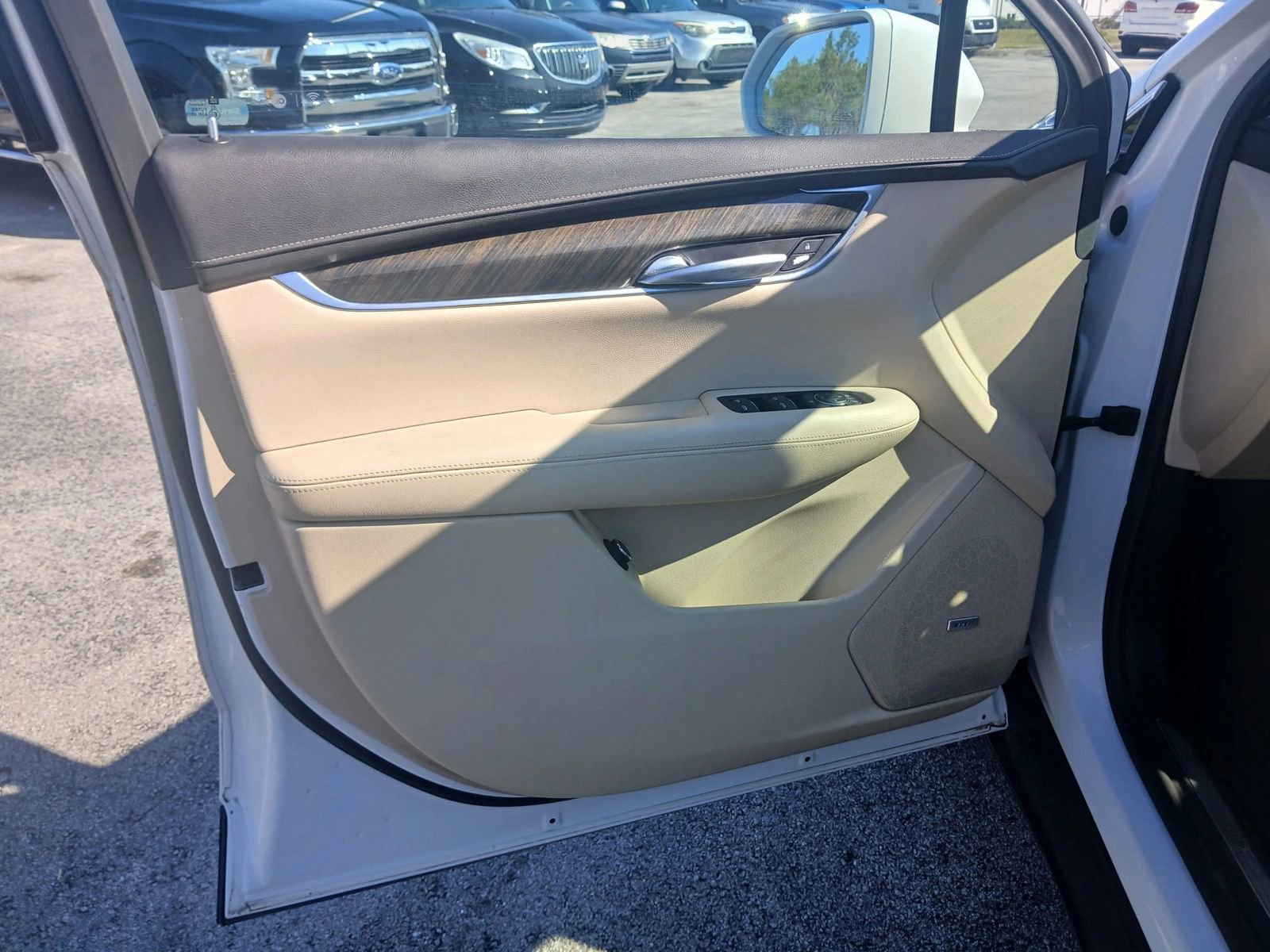 Used 2017 Cadillac XT5 FWD w/ LPO, Wheel Lock Package image 10