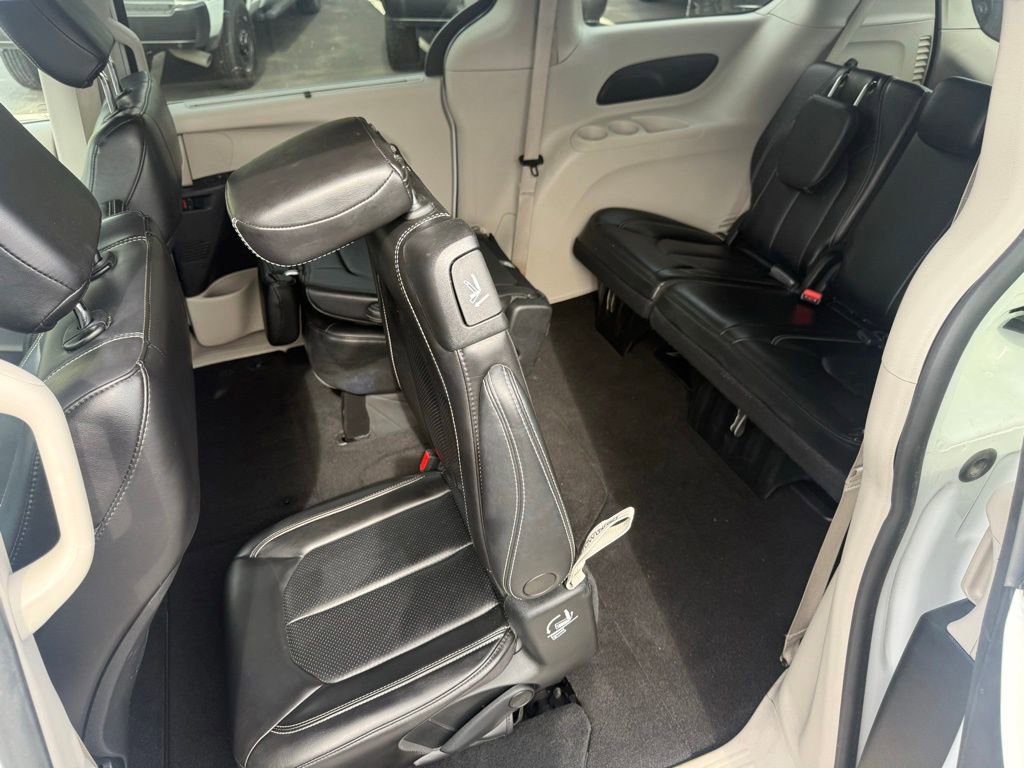 Used 2023 Chrysler Pacifica Touring-L FWD image 36
