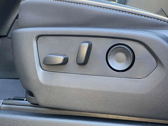 Used 2024 GMC Yukon XL SLT w/ SLT Luxury Package image 19