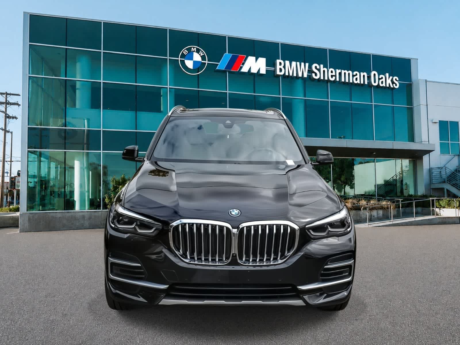 Used 2023 BMW X5 xDrive45e w/ Parking Assistance Package AWD/4WD image 2