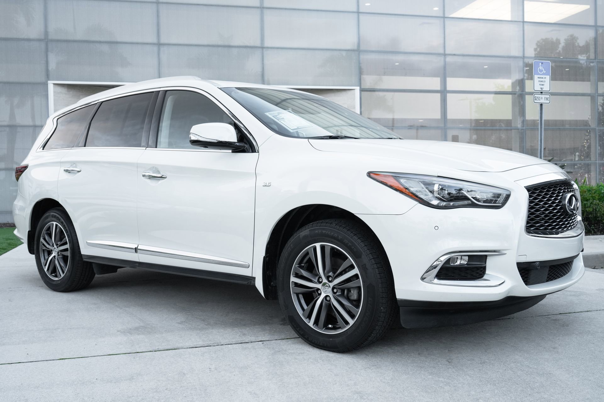 Used 2019 INFINITI QX60 Luxe w/ Essential Package image 2