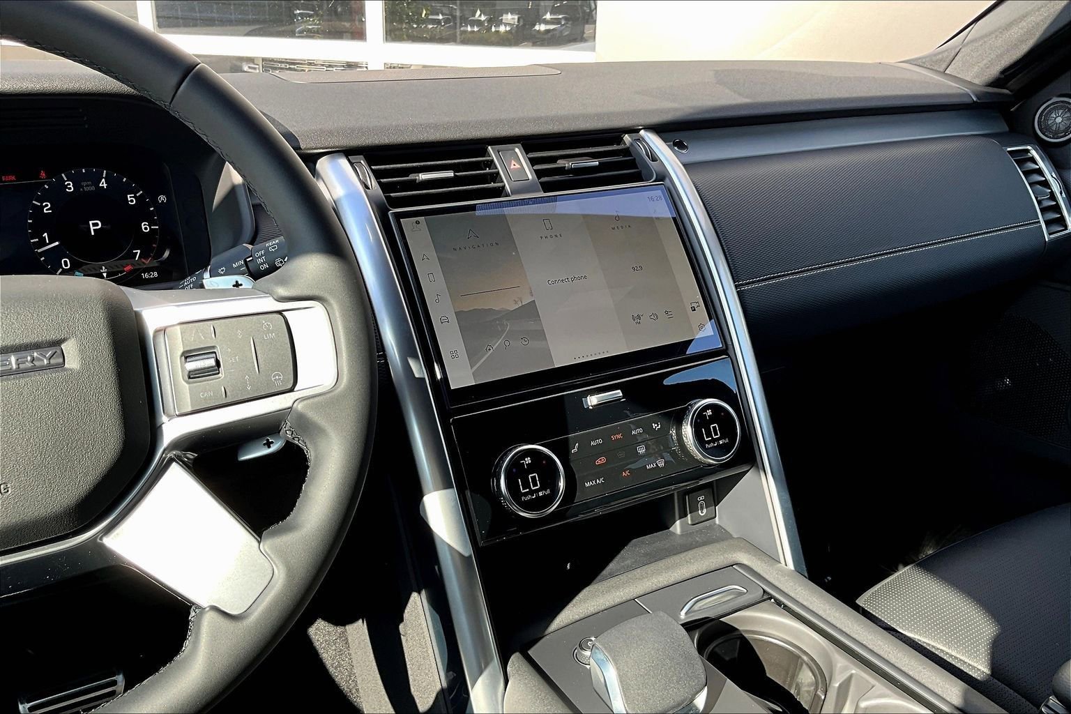 New 2026 Land Rover Discovery Dynamic SE image 7