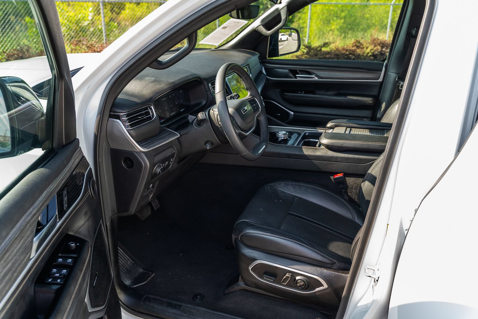 Used 2024 Jeep Wagoneer Series II w/ Flexible Seating Group RWD image 23