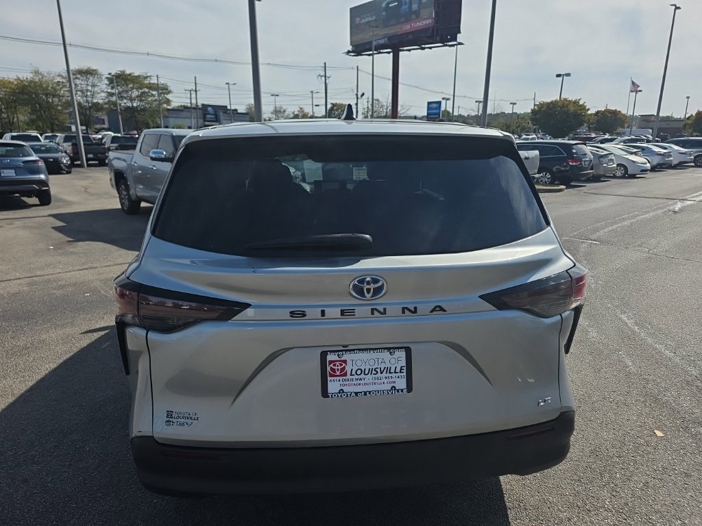 Certified 2025 Toyota Sienna LE FWD image 5